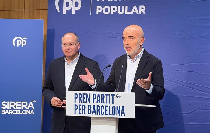 El secretario general del PP, Miguel Tellado (i) junto al líder del PP en el Ayuntamiento de Barcelona, Daniel Sirera (d) en rueda de prensa este jueves en Barcelona.