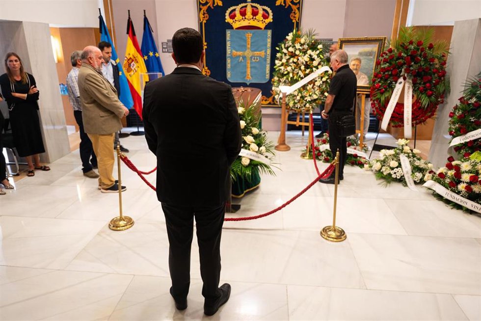 El presidente del Principado, Adrián barbón, ante el féretro de Antonio Trevín, cuya capilla ardiente ha quedado isntalada en la sede de Presidencia.