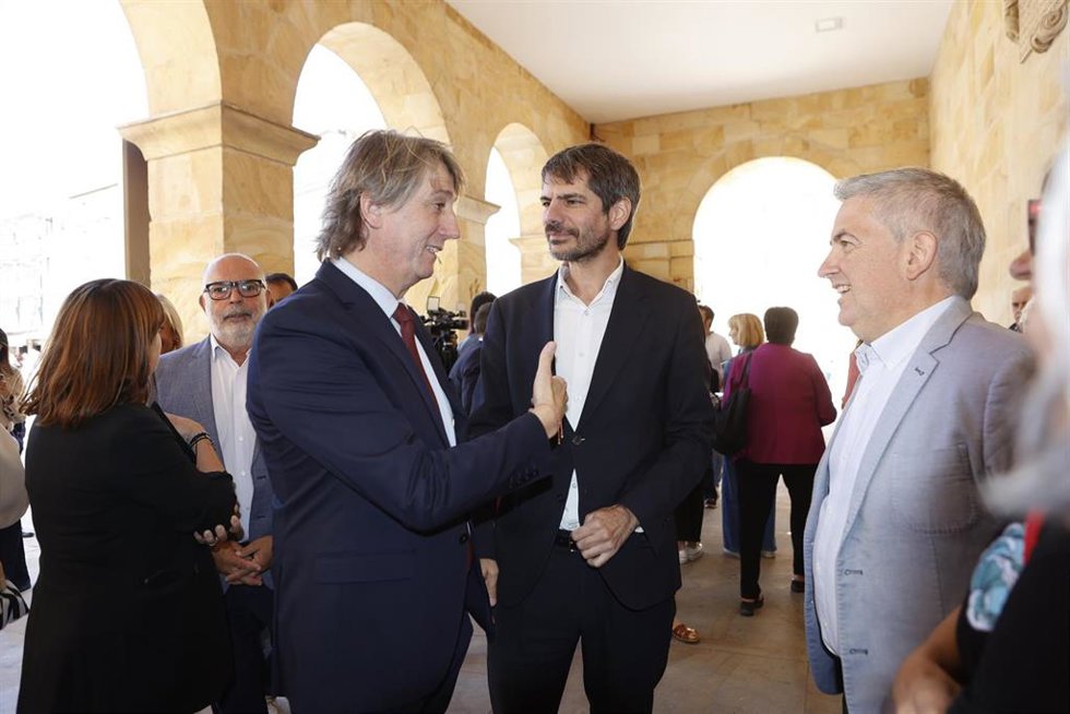 El alcalde de Soria, Carlos Martínez (i), y el ministro de Cultura, Ernest Urtasun (c), a su llegada al acto conmemorativo del 150 aniversario del nacimiento del poeta Antonio Machado, a 24 de julio de 2025, en Soria, Castilla y León (España). 
