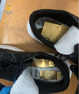 Láminas de oro ocultas en el interior de las zapatillas interceptadas en el puerto de Algeciras.