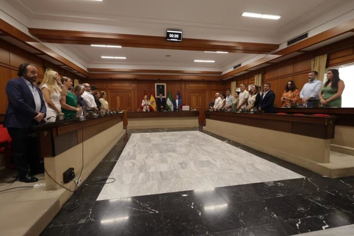 Pleno del Ayuntamiemto de Córdoba con un minuto de silencio por las víctimas de accidentes laborales.