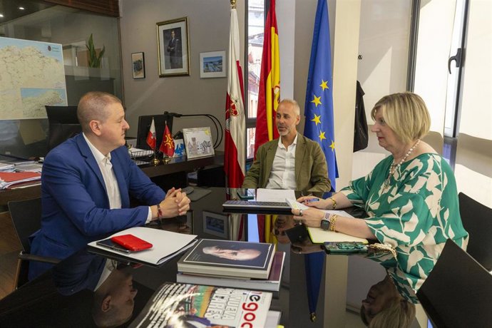 El consejero de Educación, Sergio Silva, se reúne con el alcalde de San Felices de Buelna