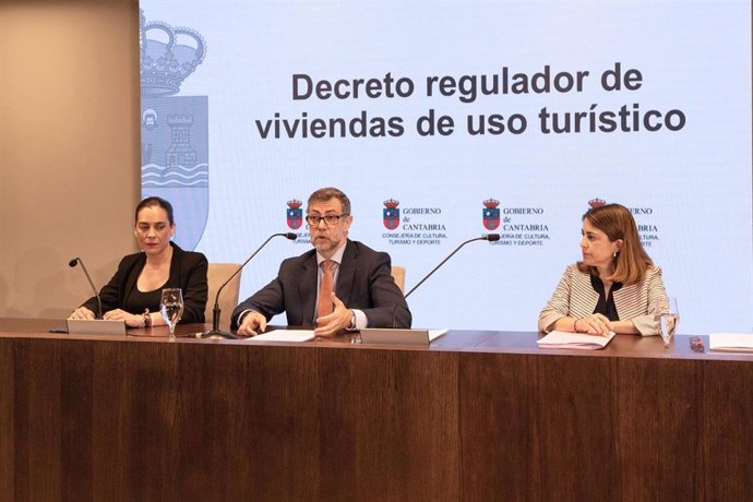 El consejero de Cultura, Turismo y Deporte, Luis Martínez Abad, presenta en rueda de prensa el decreto de viviendas de uso turístico (VUT)