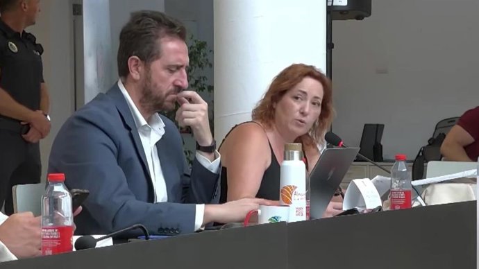 La diputada provincial de IU, Mari Carmen Pérez, junto al representante socialista Francisco Torregrosa en el pleno provincial celebrado este jueves en La Herradura