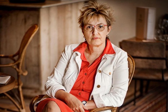 La periodista belga Beátrice Delvaux, ganadora del premio 'Ernest Udina a la Trajectòria Europeista 2025' de la Associació de Periodistes Europeus de Catalunya (APEC)