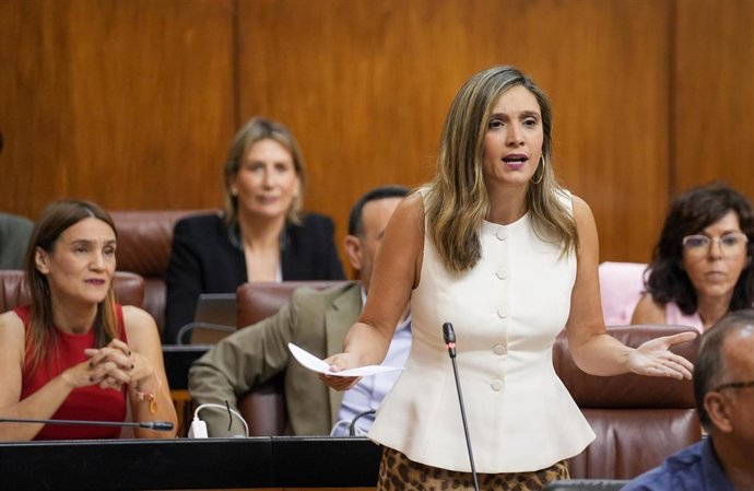 La portavoz parlamentaria del PSOE-A, María Márquez, interviene durante la sesión de control en el pleno del Parlamento andaluz. A 24 de julio de 2025, en Sevilla (Andalucía, España).  El presidente de la Junta, Juanma Moreno, responde a las preguntas de 