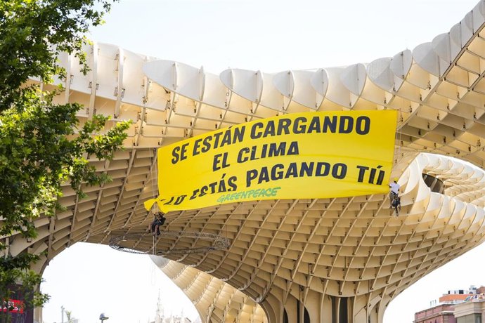 Greenpeace despliega una gran pancarta 