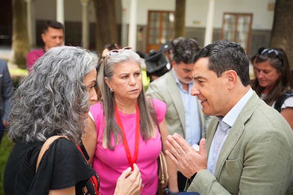 El presidente de la Junta de Andalucía, Juanma Moreno, se reúne con madres de cuidados paliativos, durante la sesión de control en el pleno del Parlamento andaluz. A 24 de julio de 2025, en Sevilla (Andalucía, España).  El presidente de la Junta, Juanma