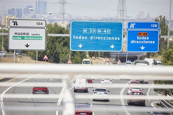 Archivo - Varios vehículos en la autovía A4, a 24 de julio de 2024, en Madrid (España). Con motivo de la celebración de la festividad de Santiago, mañana 25 de julio, en las comunidades de Cantabria, Galicia, Madrid, Navarra y País Vasco y la proximidad d