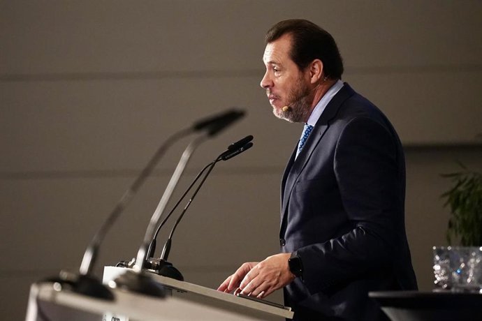 El ministro de Transportes y Movilidad Sostenible, Óscar Puente, ha participado en un encuentro-coloquio organizado por Diario Sur en el que ha sido presentado por la exministra Magdalena Álvarez.