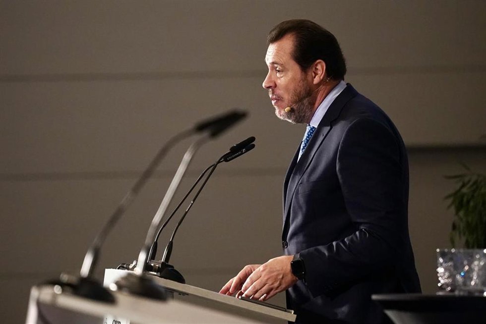 El ministro de Transportes y Movilidad Sostenible, Óscar Puente, ha participado en un encuentro-coloquio organizado por Diario Sur en el que ha sido presentado por la exministra Magdalena Álvarez.