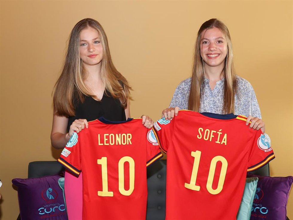 Archivo - La Princesa Leonor y la Infanta Sofía en un encuentro con la selección española. 