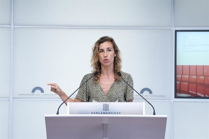La portavoz de la CUP en el Parlament de Catalunya, Laia Estrada, durante una rueda de prensa, en el Parlament de Catalunya, a 22 de julio de 2025, en Barcelona, Catalunya (España).
