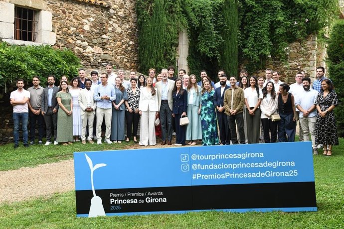 Los Reyes, la Princesa Leonor y la Infanta Sofía posan en la foto de familia con premiados Princesa de Girona