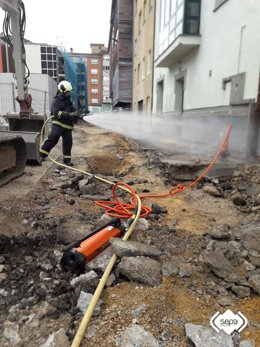 Un bombero trabajando en la fuga de gas de Sotrondio.