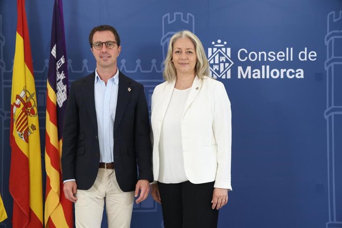 El presidente del Consell de Mallorca, Llorenç Galmés, y la consellera insular de Promoción Económica y Desarrollo Local, Pilar Amate.