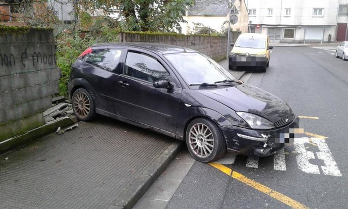 Archivo - Un conductor drogado provoca un aparatoso accidente en Lugo.