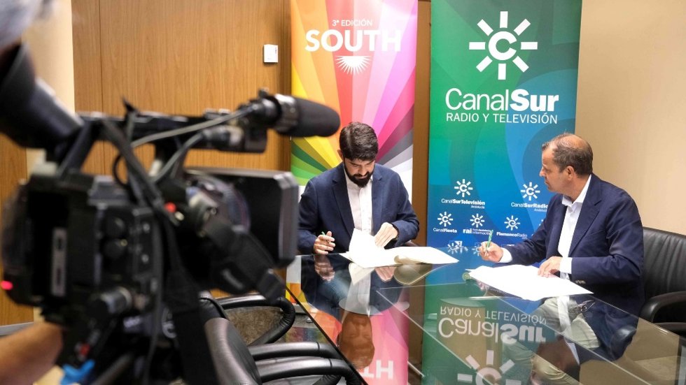 El director general de la RTVA, Juande Mellado, y el director de Operaciones de Womack Group, Antonio Carreto, firmando el convenio.