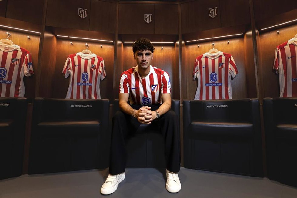 El nuevo centrocampista del Atlético de Madrid, Johnny Cardoso, posando para el club rojiblanco.