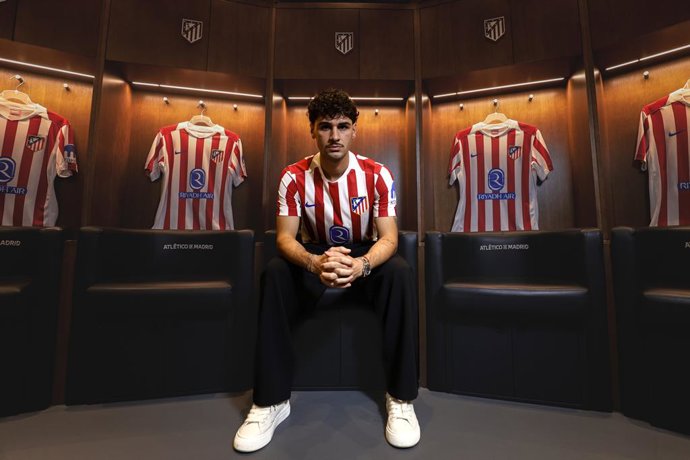 El nuevo centrocampista del Atlético de Madrid, Johnny Cardoso, posando para el club rojiblanco.