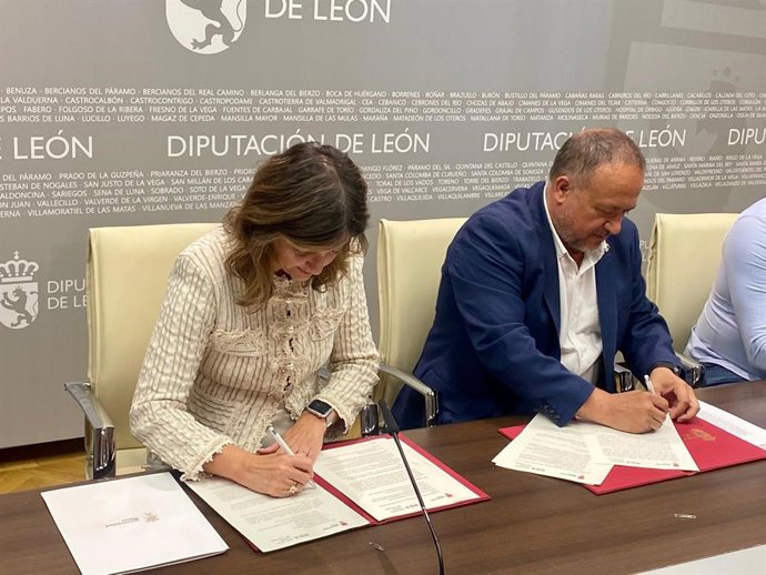 El presidente de la Diputación Provincial, Gerardo Álvarez Courel y la rectora de la ULE, Nuria González Álvarez, firman el convenio de colaboración.