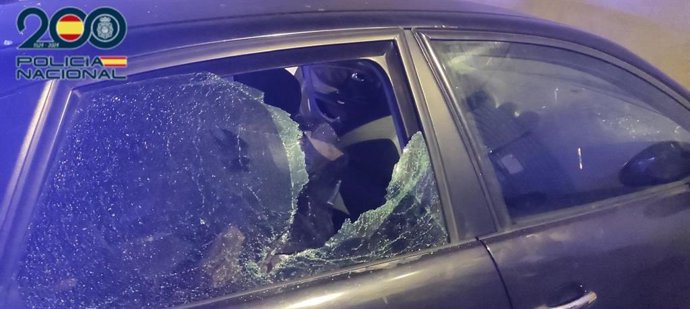 Coche al que le rompieron las lunas en el marco del altercado en Valladolid