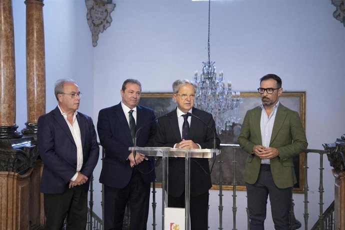 El presidente de la Diputación de Córdoba, Salvador Fuentes (segundo por la dcha.), informa sobre el convenio firmado con Garántia.