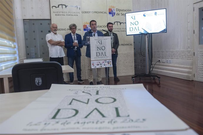 El diputado de Turismo de Segovia, Javier Figueredo, presenta el Sinodal con sus organizadores.