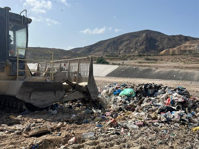 Trabajos de destrucción de material falsificado intervenido realizados en el vertedero de Alicante