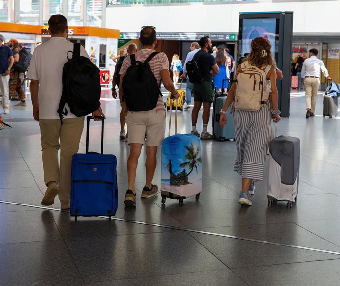 Pasajeros durante la primera operación salida del verano 2025, en la estación Puerta de Atocha - Almudena Grandes, a 4 de julio de 2025, en Madrid (España). 