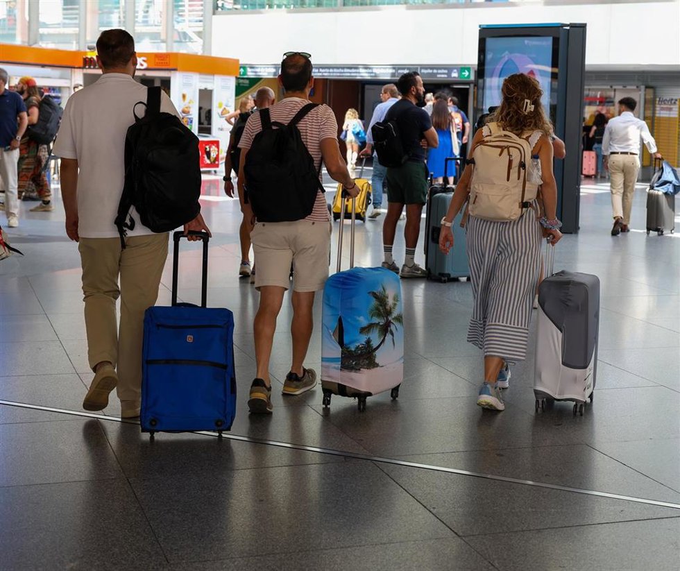 Pasajeros durante la primera operación salida del verano 2025, en la estación Puerta de Atocha - Almudena Grandes, a 4 de julio de 2025, en Madrid (España).