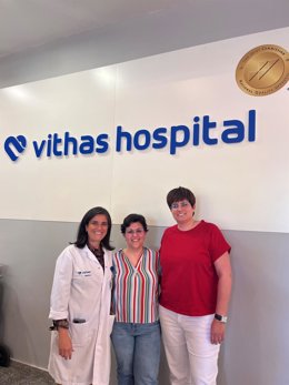 De izquierda a derecha, la doctora Davinia Moya, ginecóloga del Hospital Vithas Xanit Internacional, la paciente Almudena Navarro y su pareja Pilar