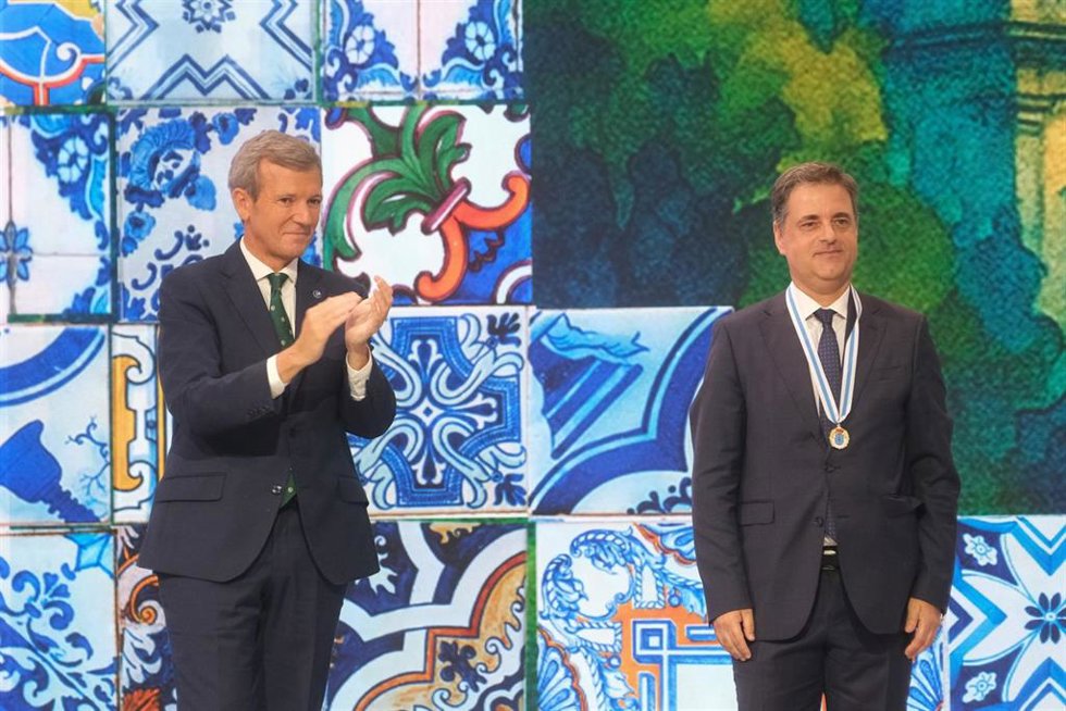 El presidente de la Xunta de Galicia, Alfonso Rueda, acompañado de los miembros del Ejecutivo autonómico, preside la entrega de las Medallas de Galicia 2025 al alcalde de Oporto, Rui Moreira, a 24 de julio de 2025, en Santiago de Compostela, Galicia (Es