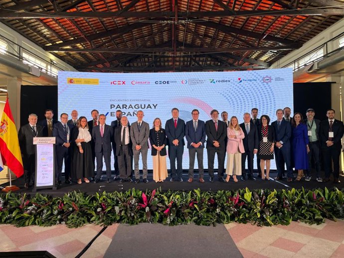 Foto de familia de los participantes en el Encuentro Empresarial Paraguay España