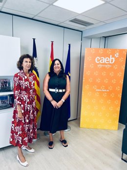 La presidenta de CAEB, Carmen Planas, y la directora general de Proyectos Estratégicos, Fondos Europeos y Simplificación Administrativa, Bárbara Barceló, en la firma del convenio.