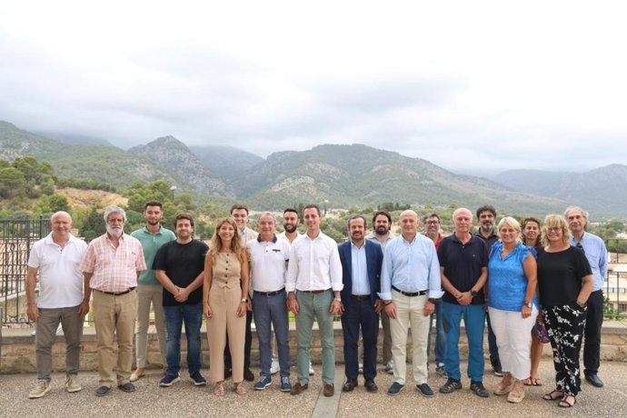 El presidente del Consell de Mallorca, Llorenç Galmés, con los alcaldes de los 20 municipios de la Serra de Tramuntana.