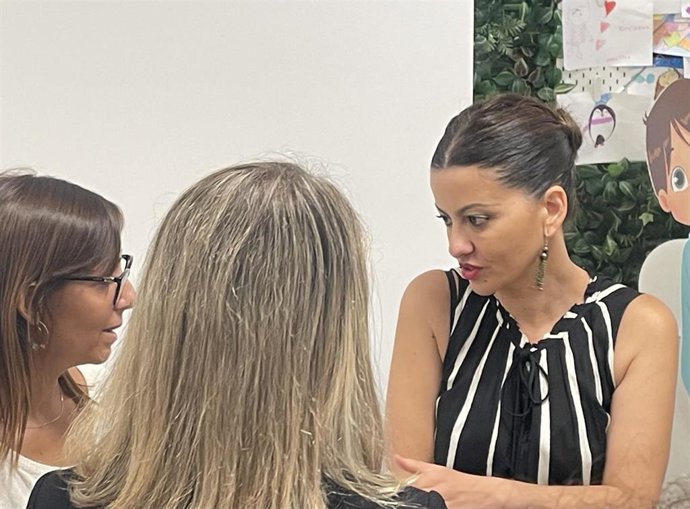 La ministra Sira Rego en una visita al Barnahus de El Prat de Llobregat
