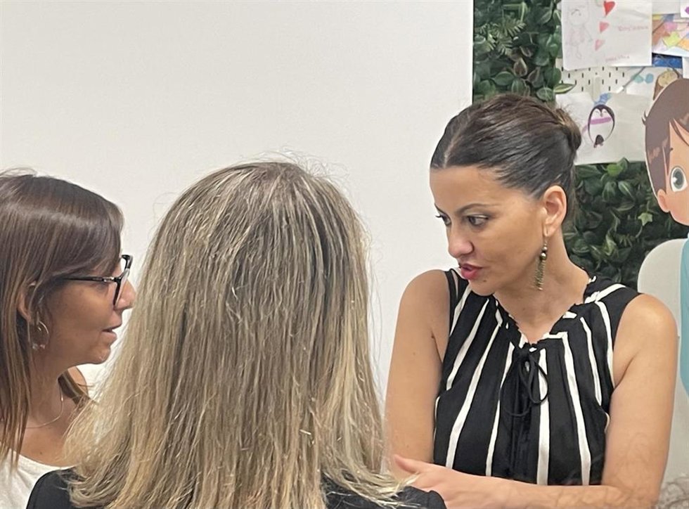 La ministra Sira Rego en una visita al Barnahus de El Prat de Llobregat