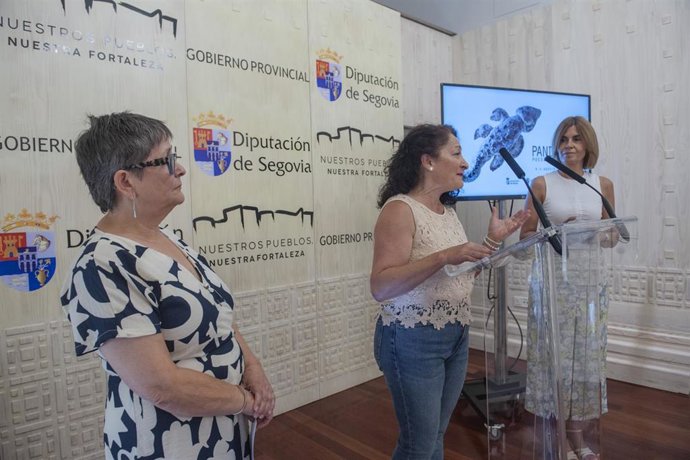 La alcaldesa de Brieva, Pilar Martín, expone el programa de Panduro con la diputada Magdalena Rodríguez (dcha) y la coordinadora Fuencisla Valverde.