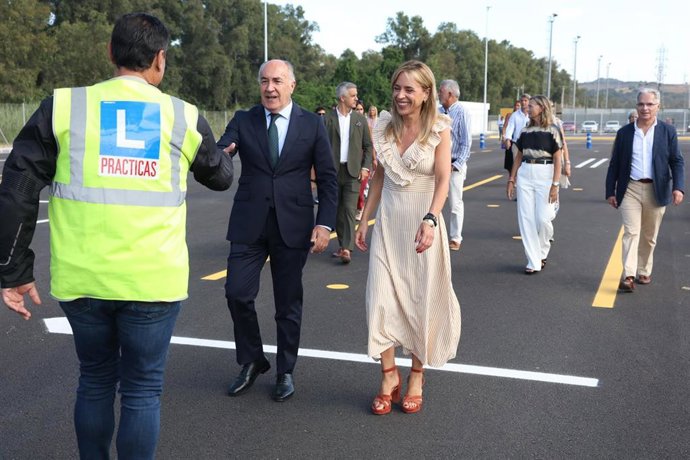 La presidenta de la Diputación, Almudena Martínez, durante la inauguración de las pistas de prácticas y exámenes de conducir en Algeciras.
