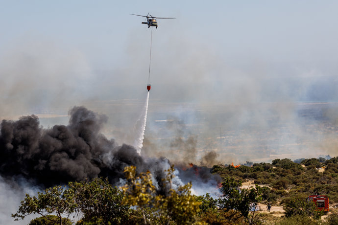 Archivo - May 31, 2024, Limassol, Limassol, Cyprus: A helicopter is operating during the fire, Limassol, Cyprus, on May. 31, 2024. Some buildings were in danger after a fire broke out in Agios Silas area in Limassol, while strong winds blow in the area.
