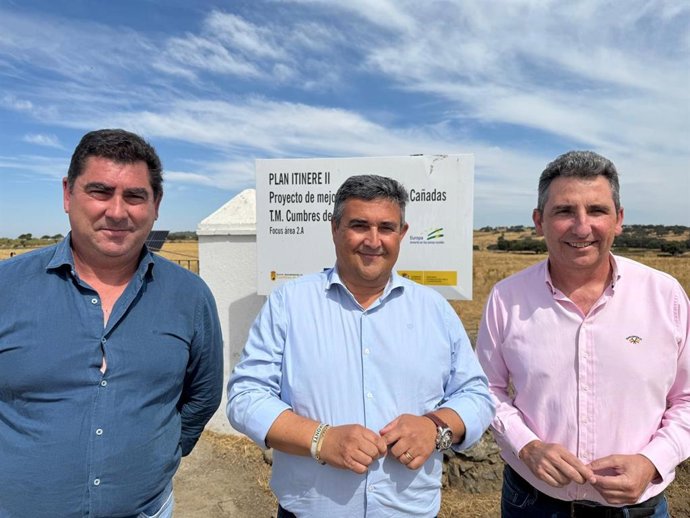 El delegado de la Junta en Huelva, José Manuel Correa (centro), acompañado por el delegado de Agricultura, Pesca y Desarrollo Rural, Álvaro Burgos (derecha), en una visita a unos los caminos rurales.
