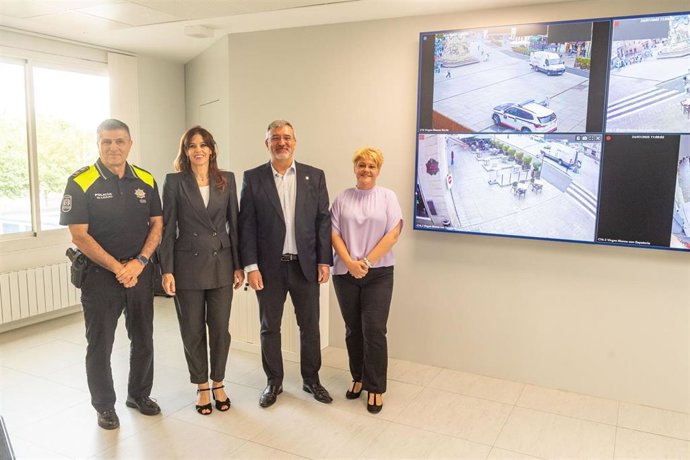 La alcaldesa de Vitoria con miembros de la Policía Local