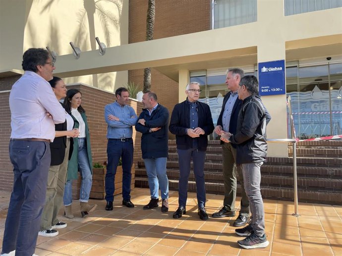 Archivo - El portavoz socialista en MAS-Giahsa y alcalde de Bonares, Juan Antonio García, junto a otros alcaldes y concejales socialistas de la provincia.