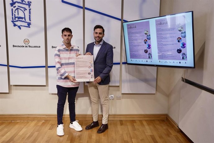 El concejal de festejos y juventud de Cigales, Pablo Centeno, junto con el diputado de Empleo, Desarrollo Económico y Reto demográfico, Roberto Migallón, en la presentación de la Semana Cultural de Cigales