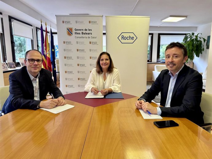 La consellera de Salud, Manuela García, el director general del IbSalut, Javier Ureña, y el director general de Roche Farma, Patrick Wallach.