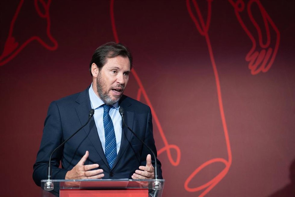 Archivo - El ministro de Transportes y Movilidad Sostenible, Óscar Puente, interviene durante la inauguración del Salón Internacional de la Logística (SIL), en la Fira de de Barcelona Montjuc, a 5 de junio de 2024, en Barcelona, Catalunya (España)