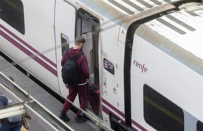 Archivo - Un viajero coge un tren en la Estación Puerta de Atocha-Almudena Grandes, a 5 de diciembre de 2024, en Madrid (España). Renfe ha aumentado sus servicios de Alta Velocidad y Larga Distancia con más de 14.850 plazas de refuerzo, con trenes en dobl