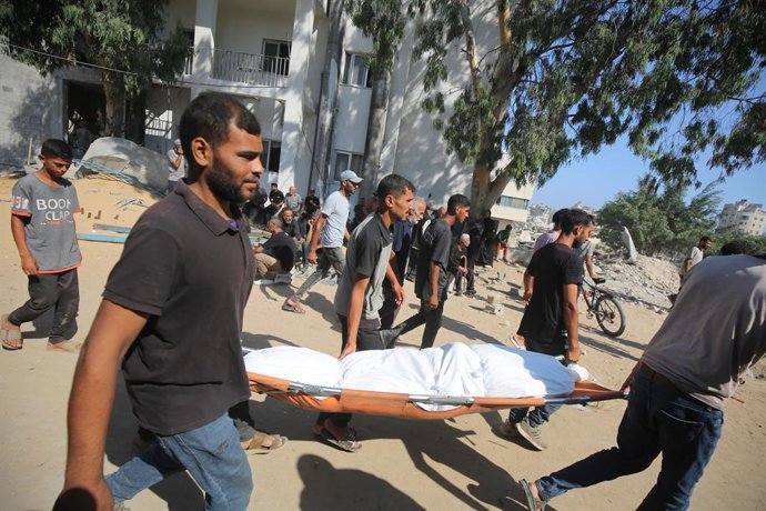 24 de julho de 2025, Territórios Palestinos, Gaza: Parentes choram no Hospital Al-Shifa depois que um bombardeio israelense atingiu edifícios que abrigavam pessoas deslocadas, incluindo crianças, na Cidade de Gaza. Foto: Omar Ashtawy/APA Images via ZUMA P