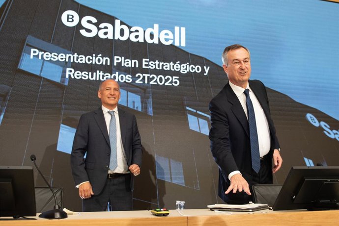 El consejero delegado de Banco Sabadell, César González-Bueno, y el director financiero, Sergio Palavecino